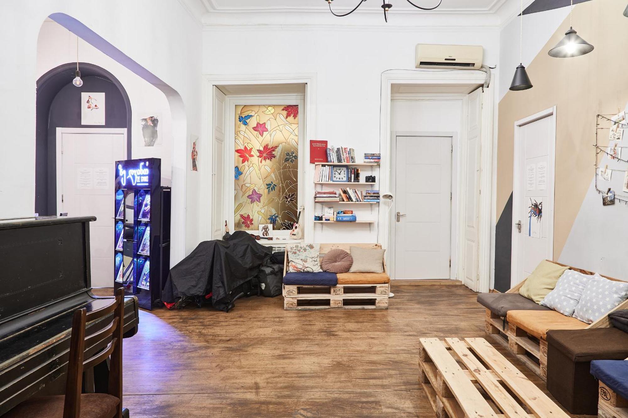 Moosica Hostel Тбилиси Экстерьер фото